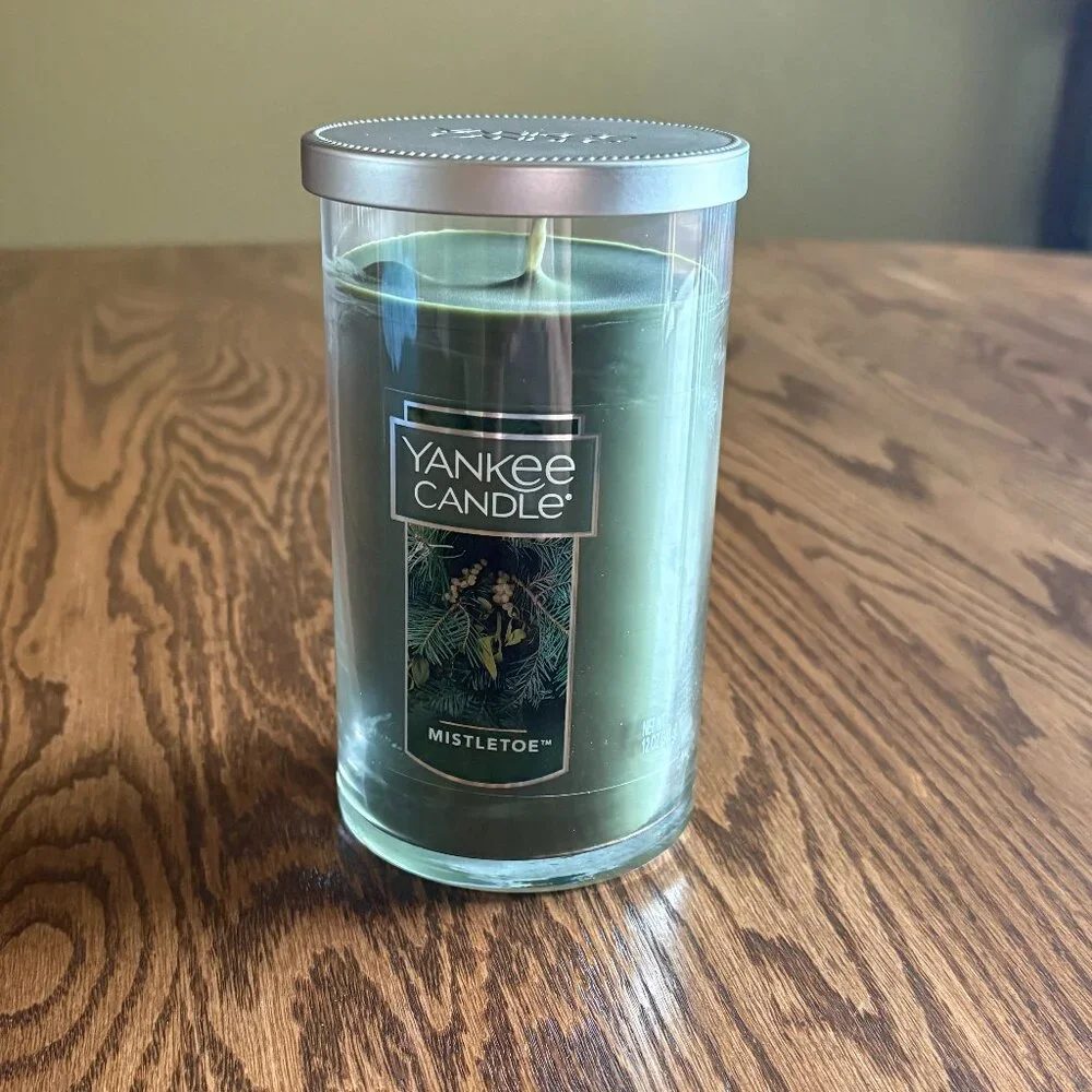 Mistletoe Yankee Candle Medium Tumbler Candle, NWT - Picture 2 of 8